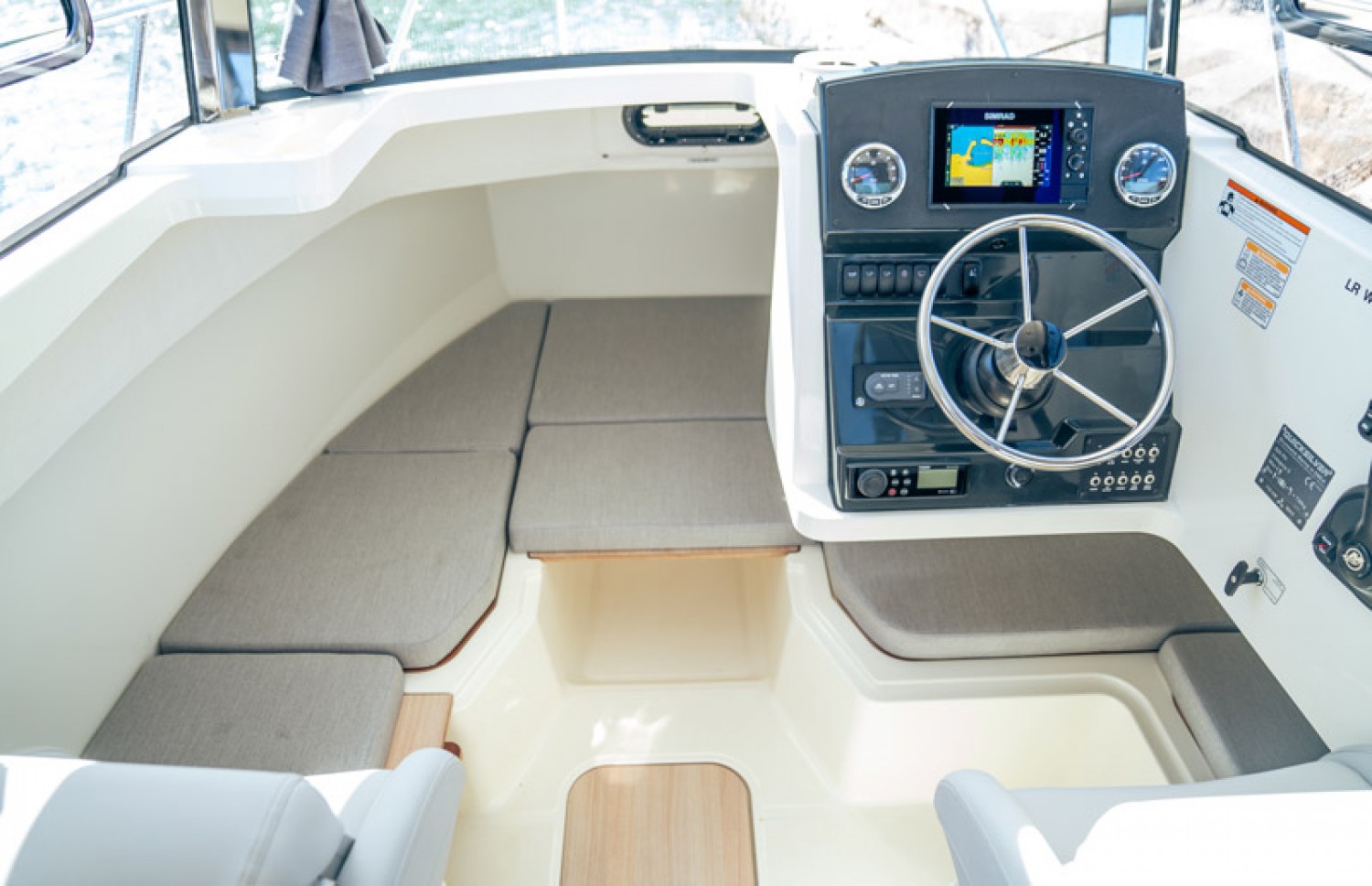 slider 14 Quicksilver Captur 625 Pilothouse